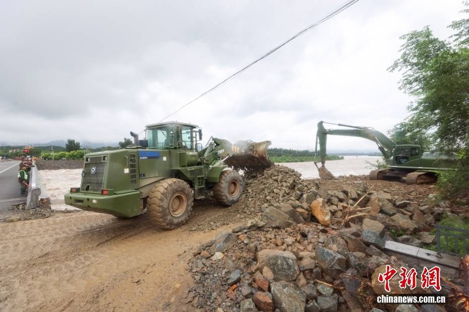 北京密云:武警官兵使用重型機(jī)械加固潮河壩體:重型機(jī)械