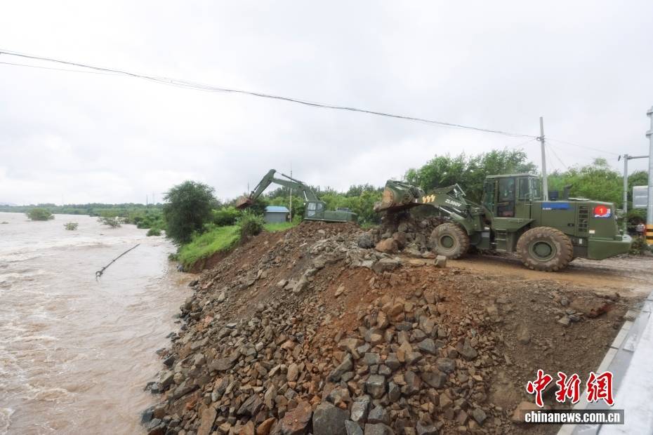 北京密云:武警官兵使用重型機(jī)械加固潮河壩體:重型機(jī)械