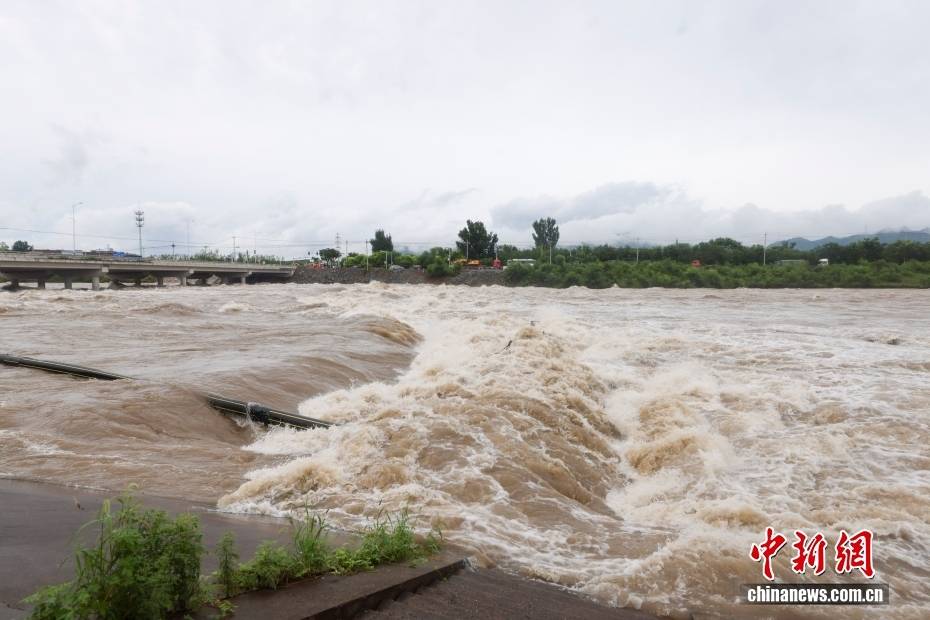 北京密云:武警官兵使用重型機(jī)械加固潮河壩體:重型機(jī)械