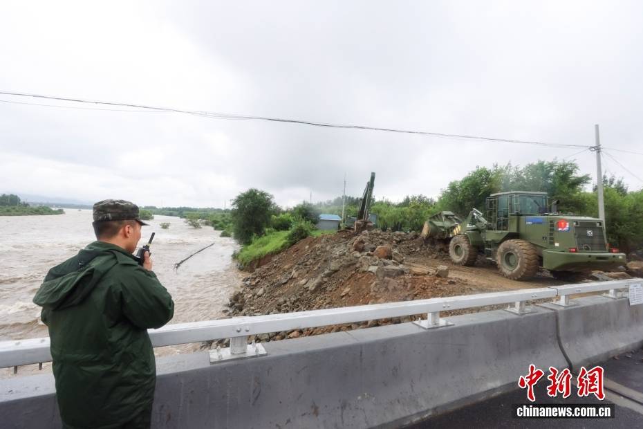 北京密云:武警官兵使用重型機(jī)械加固潮河壩體:重型機(jī)械