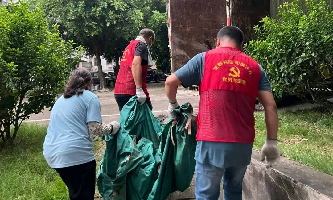 網(wǎng)格+重型機械助陣<strong></p>
<p>重型機械
</strong>！西南沙頭社區(qū)單日消殺6萬平方米:重型機械
