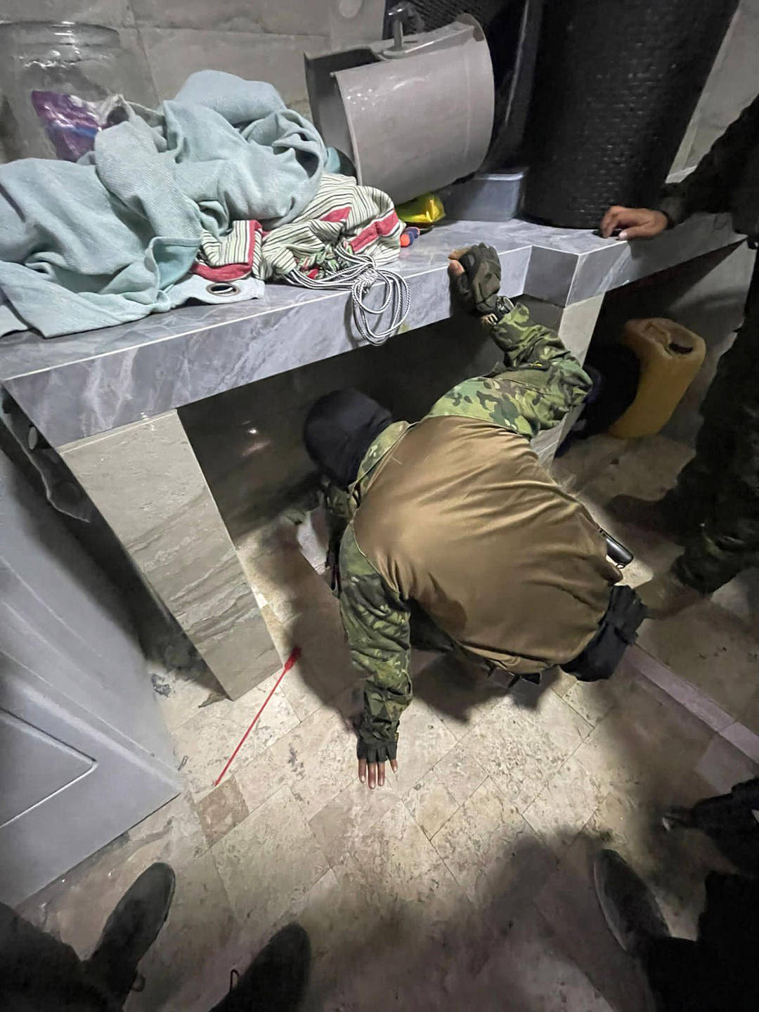 越獄毒梟逃亡近18個月后被抓：警方重型機械挖開豪宅地面逮捕:重型機械
